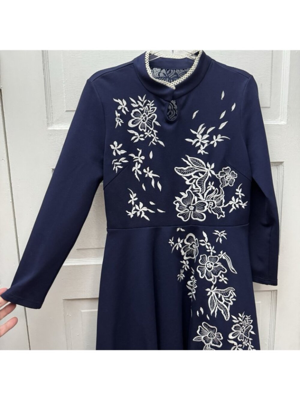 Women’s Navy Embroidered Floral Fit & Flare Dress Lace Back Size M Long Sleeve - Picture 3 of 9